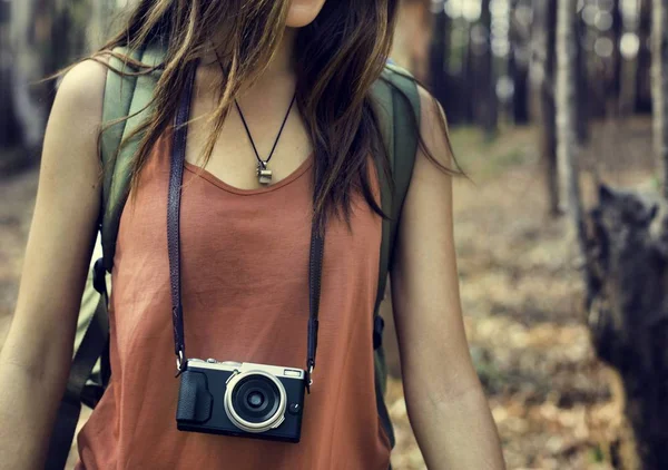 Chica caminando con cámara — Foto de Stock