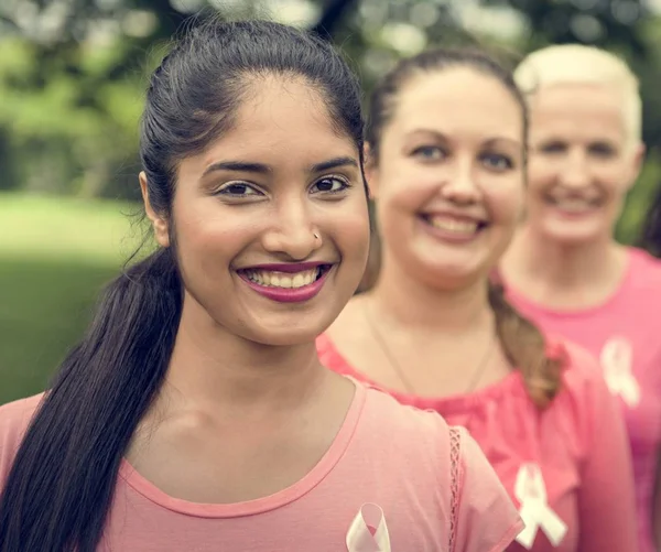 Ženy podporuje rakovinu prsu — Stock fotografie