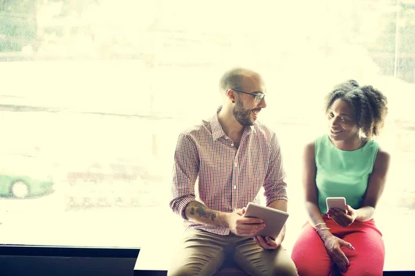 Frau und Mann mit digitalen Geräten — Stockfoto