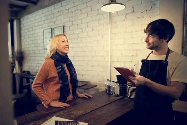 Barista e Cliente em Restaurante — Fotografia de Stock