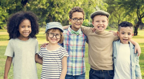 Ongedwongen vrolijke vrienden — Stockfoto