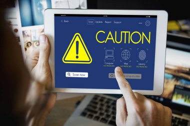  Dijital tablet kullanan adam