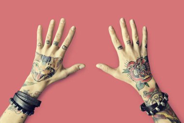 Kadının elinde dövme  