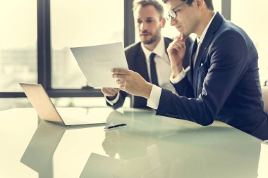 Ofiste çalışan iş adamları.