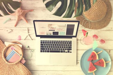 ekranda metin olan dizüstü bilgisayar