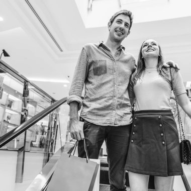 güzel çift alışveriş merkezi