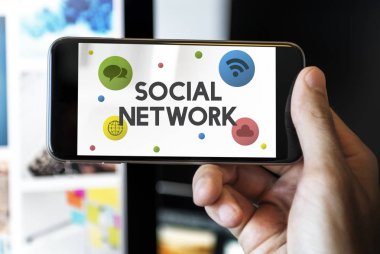 Akıllı telefon kullanan adam