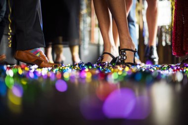 İnsanlar birlikte kutluyor 