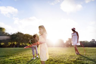 hula hoops ile egzersiz yaparak aile