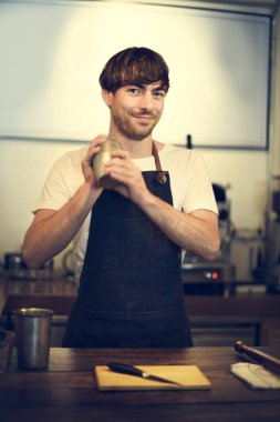 Yakışıklı barista kafede çalışma 