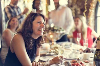 İnsanlar birlikte kutluyor 