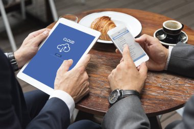 dijital cihazlar kullanarak iş adamları,