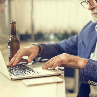 Dizüstü bilgisayarda çalışan adam