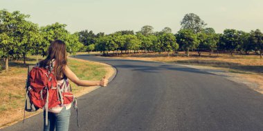 sırt çantası ile genç kız