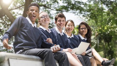 Çeşitli öğrenciler okul üniformalı