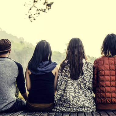 amigos sentados en fila 