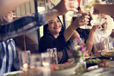 İnsanlar birlikte kutluyor 