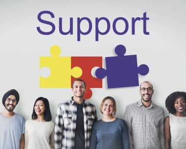 insanlar duvara yakın duruyor