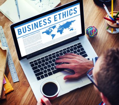 dizüstü bilgisayar kullanan adam