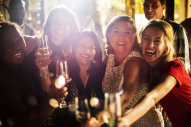 İnsanlar birlikte kutluyor 