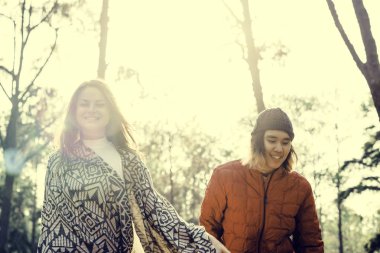 Çift ellerimi ormanda