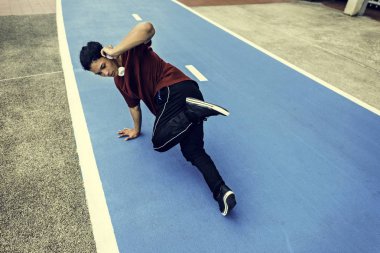 adam dans breakdance