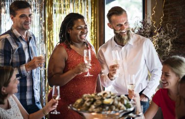 İnsanlar birlikte kutluyor 