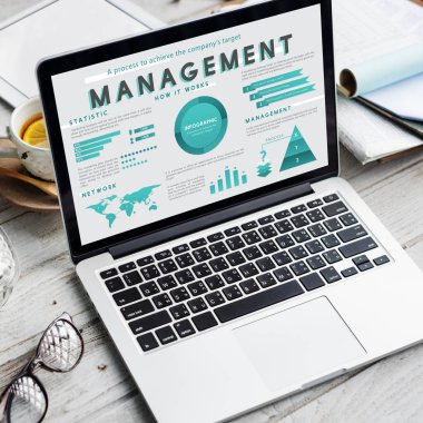 ekranda metin olan dizüstü bilgisayar