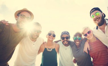 hugging sahilde insanlar