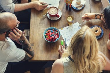 Kahve mağaza konuşuyor, insanlar