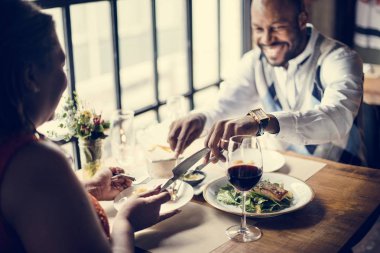 Romantik randevusu olan çift. 