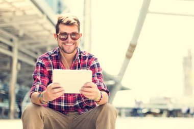 adam gözlüklü dijital tablet kullanma