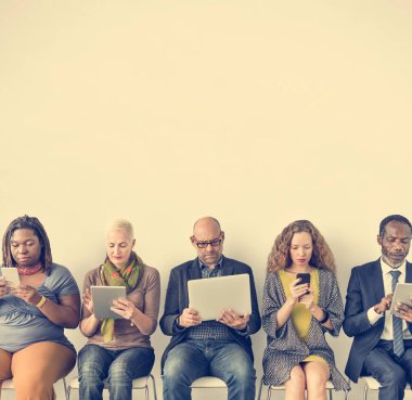 kişi iskemlede oturuyor