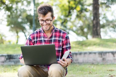 dizüstü bilgisayar kullanan adam