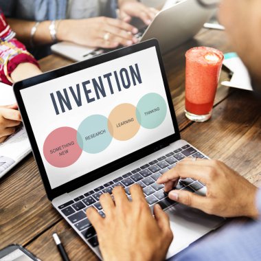 tipik dizüstü klavye üzerinde insanlar