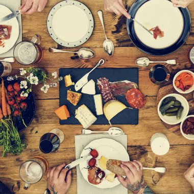İnsanlar yemek ahşap masa