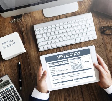 Dijital tablet kullanan işadamı