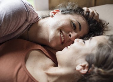 Lezbiyen çift birlikte vakit geçiriyor.