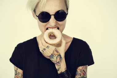 Studio poz dövmeli kadın