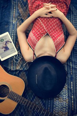 döşeme ve müzik dinleme kadın