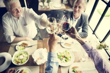 İş insanlar yemek ve içme