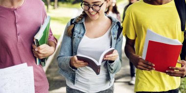 Öğrenciler birlikte okuyorlar.