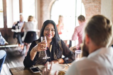 Romantik randevusu olan çift. 