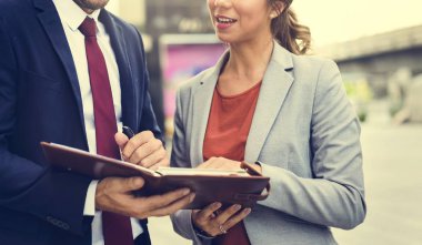 iş adamları iş tartışıyor