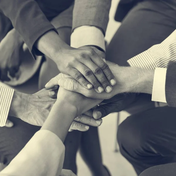 Equipe de negócios empilhar mãos — Fotografia de Stock