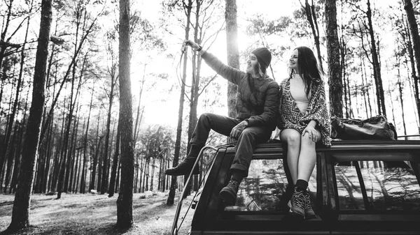 Pareja feliz de viajeros — Foto de Stock