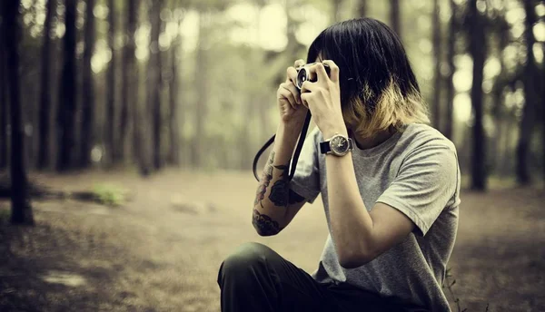 Young Man Photographer in Woods — Stock Photo, Image