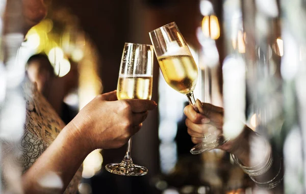 Menschen feiern und trinken Champagner — Stockfoto