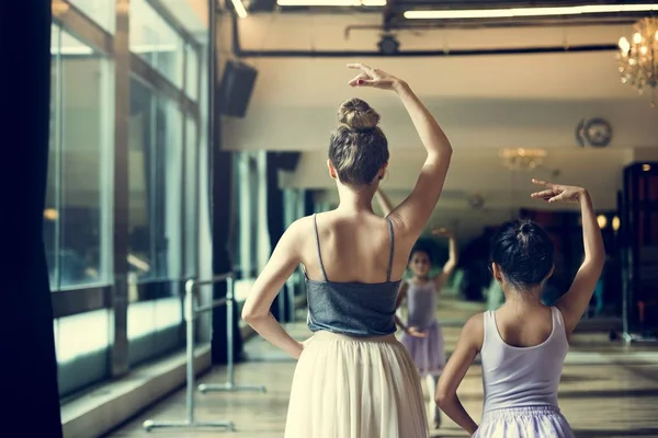 Bailarinas Formación en Escuela de Ballet — Foto de Stock