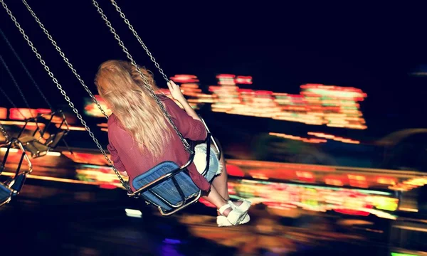 Vrouw op merry go round carrousel — Stockfoto